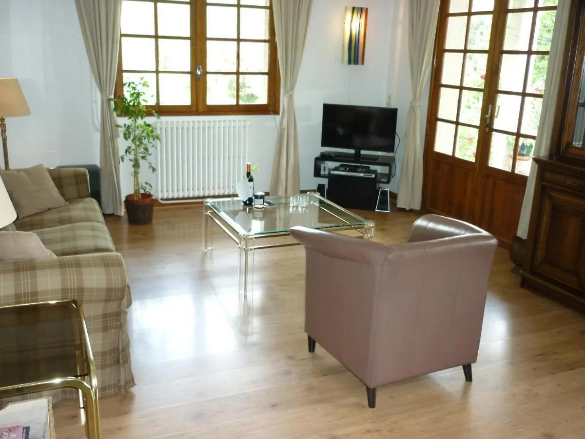 Moulis Coumenios 아파트